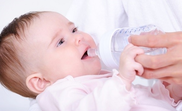 Tại sao không nên cho trẻ em dưới 6 tháng tuổi uống nước?